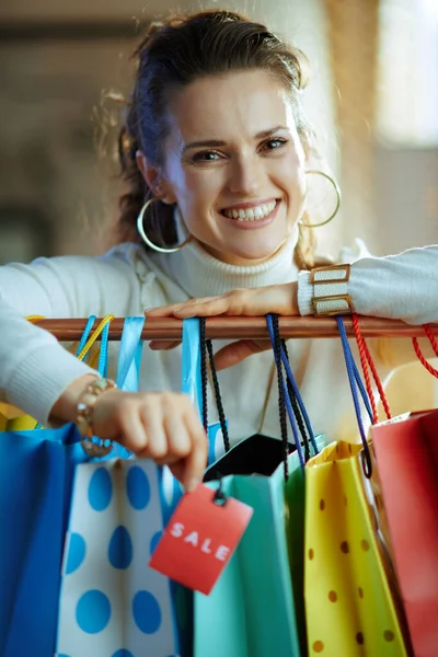 Sorrindo Elegante Fêmea Camisola Branca Saia Perto Sacos Compras Coloridos — Fotografia de Stock