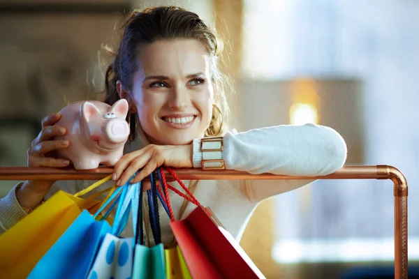 Feliz Fêmea Moda Camisola Branca Saia Perto Sacos Compras Coloridos — Fotografia de Stock