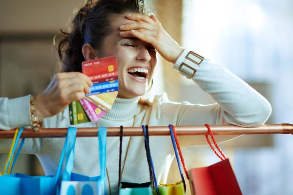 Vrolijke Stijlvolle Vrouw Witte Trui Rok Buurt Kleurrijke Winkeltassen Opknoping — Stockfoto