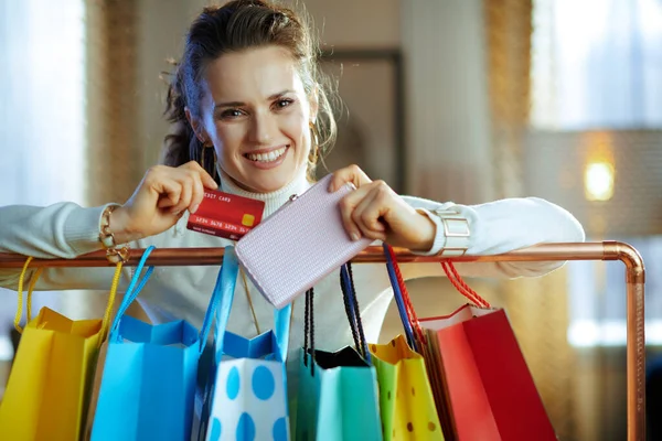 Glimlachende Jonge Vrouw Witte Trui Rok Buurt Van Kleurrijke Winkeltassen — Stockfoto