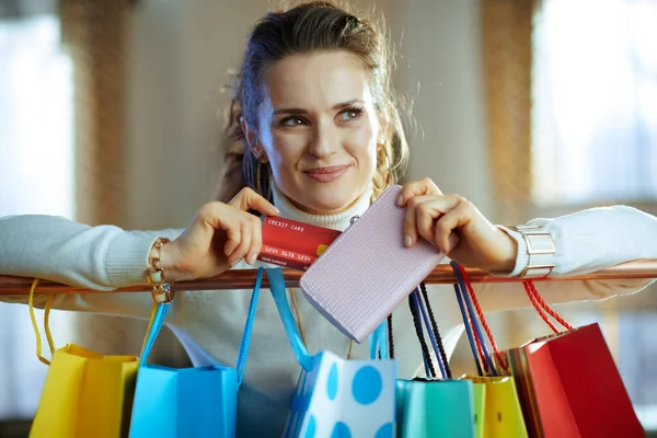 Heureuse Femme Élégante Ans Pull Blanc Jupe Près Sacs Provisions — Photo