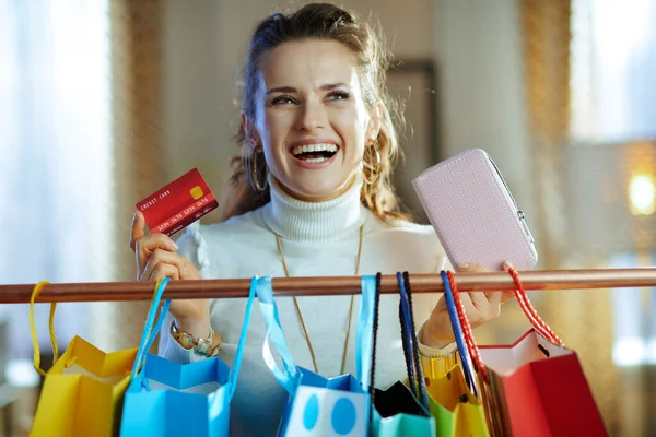 Heureuse Femme Élégante Pull Blanc Jupe Avec Carte Crédit Portefeuille — Photo