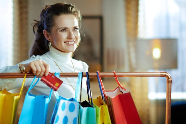 Gelukkig Elegant Jaar Oude Vrouw Witte Trui Rok Met Credit — Stockfoto