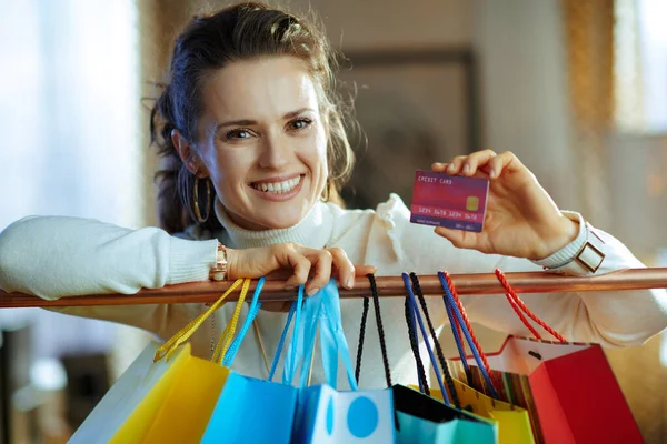 Sorrindo Moderna Mulher Meia Idade Camisola Branca Saia Perto Sacos — Fotografia de Stock