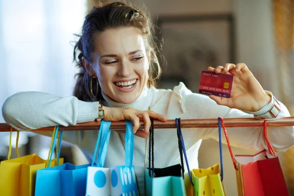 Femme Moderne Souriante Pull Blanc Jupe Près Sacs Provisions Colorés — Photo