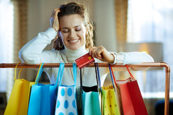 Elegante Donna Sorridente Maglione Bianco Gonna Con Carta Credito Vicino — Foto Stock