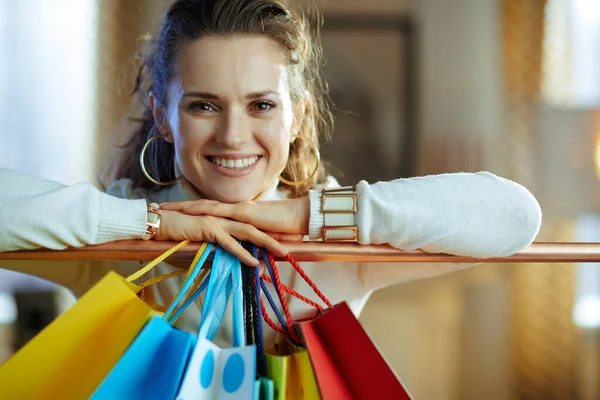 Retrato Mujer Elegante Sonriente Suéter Blanco Falda Cerca Coloridas Bolsas —  Fotos de Stock