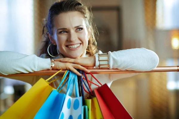 Mulher Moderna Sonhadora Camisola Branca Saia Perto Sacos Compras Coloridos — Fotografia de Stock