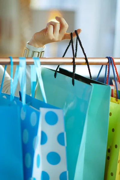 Close Mulher Elegante Suéter Branco Saia Levando Saco Compras Pendurado — Fotografia de Stock