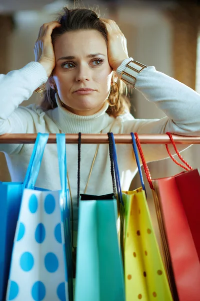 Malheureuse Femme Âge Moyen Mode Pull Blanc Jupe Près Sacs — Photo