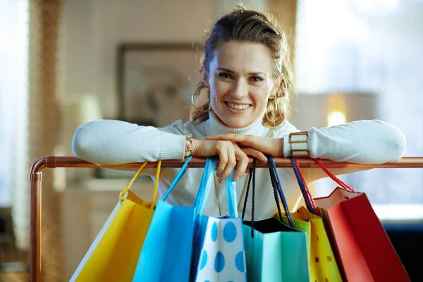 Felice Donna Moderna Anni Maglione Bianco Gonna Vicino Borse Colorate — Foto Stock