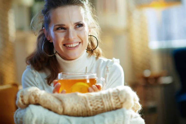 Lächelnde Elegante Frau Mittleren Alters Weißem Pullover Und Rock Mit — Stockfoto