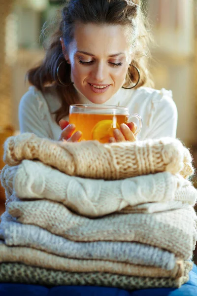 Détendue Élégante Femme Foyer Ans Pull Blanc Jupe Avec Pile — Photo