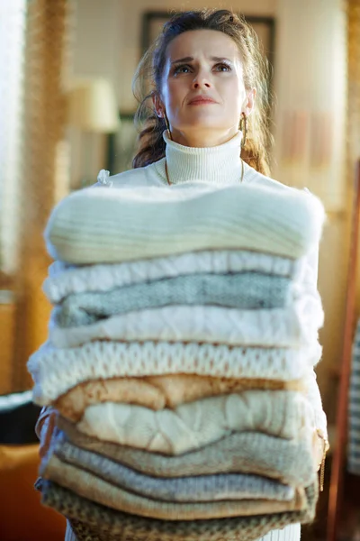 Zmęczony Nowoczesny Lat Kobieta Białym Swetrze Spódnica Nowoczesnym Domu Słoneczny — Zdjęcie stockowe