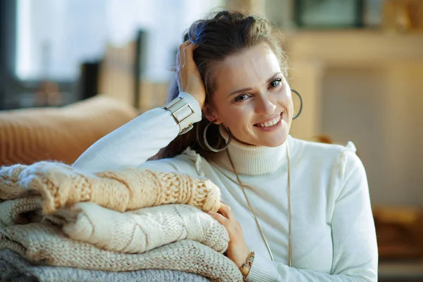 Retrato Mulher Elegante Sorridente Suéter Branco Saia Sentado Perto Sofá — Fotografia de Stock