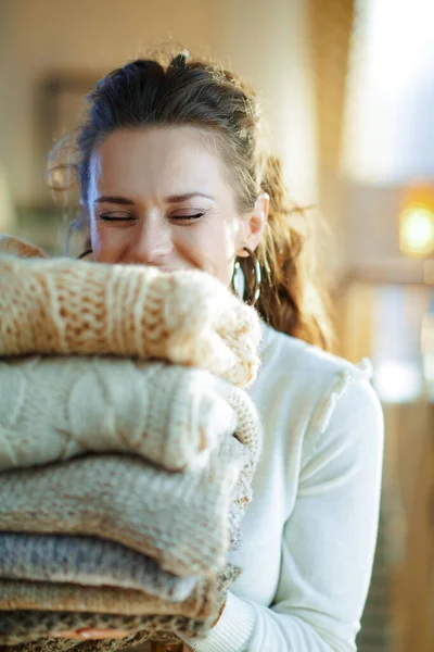 Jonge Vrouw Witte Trui Rok Modern Huis Zonnige Winter Dag — Stockfoto