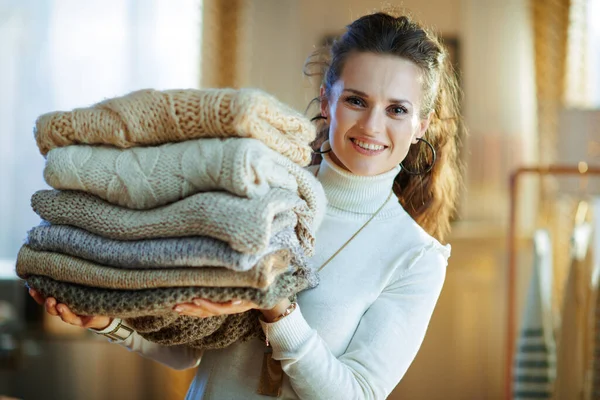 Glücklich Stylische Frau Weißem Pullover Und Rock Modernen Wohnzimmer Sonnigen — Stockfoto