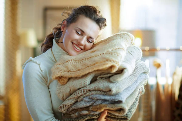 Sonriente Mujer Mediana Edad Con Estilo Suéter Blanco Falda Casa — Foto de Stock