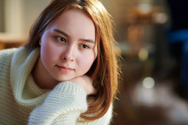 Retrato Mujer Joven Moderna Pensativa Con Pelo Rojo Suéter Blanco — Foto de Stock