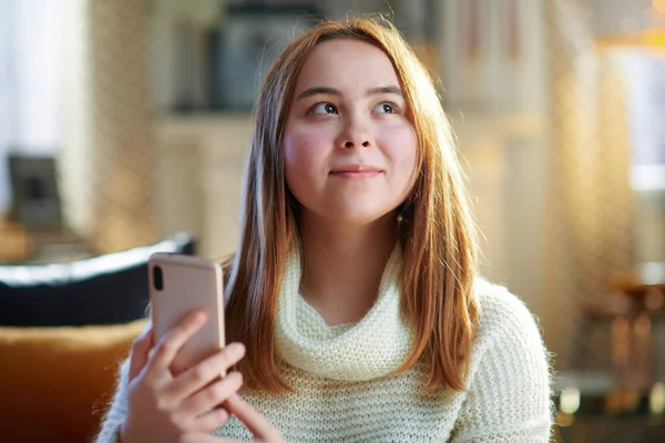 Sonriente Adolescente Moderna Con Pelo Rojo Suéter Blanco Hogar Moderno —  Fotos de Stock