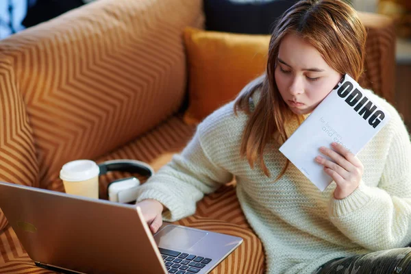 Pensoso Moderno Adolescente Ragazza Con Capelli Rossi Maglione Bianco Con — Foto Stock