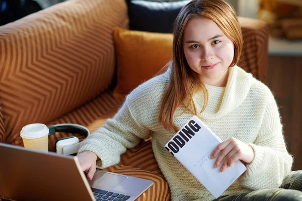 Sorridente Ragazza Adolescente Moderna Con Capelli Rossi Maglione Bianco Con — Foto Stock