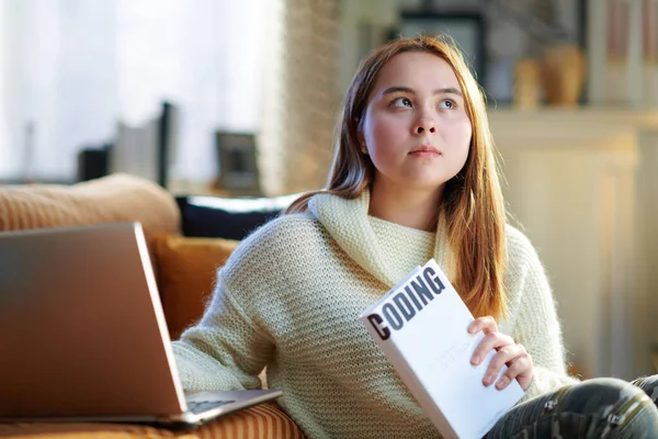 Zamyšlená Moderní Teenager Dívka Rudými Vlasy Bílém Svetru Notebookem Knihkupectví — Stock fotografie