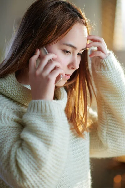 Modernes Teenager Mädchen Mit Roten Haaren Weißen Pullover Modernen Haus — Stockfoto