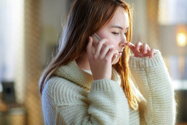 Moderna Ragazza Adolescente Con Capelli Rossi Maglione Bianco Nella Casa — Foto Stock