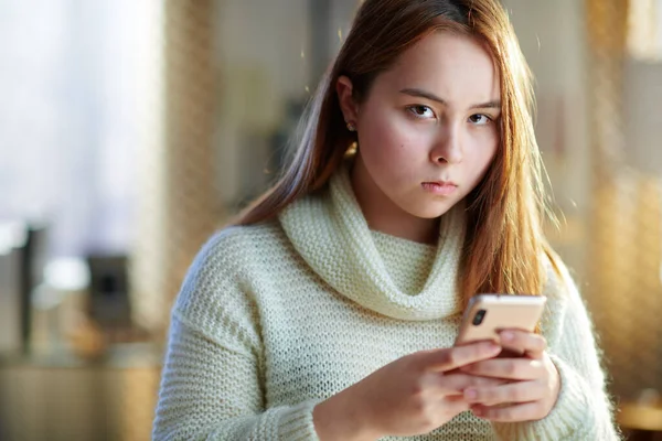 Nešťastná Moderní Dospívající Dívka Zrzavými Vlasy Bílém Svetru Smartphonem Komunikuje — Stock fotografie