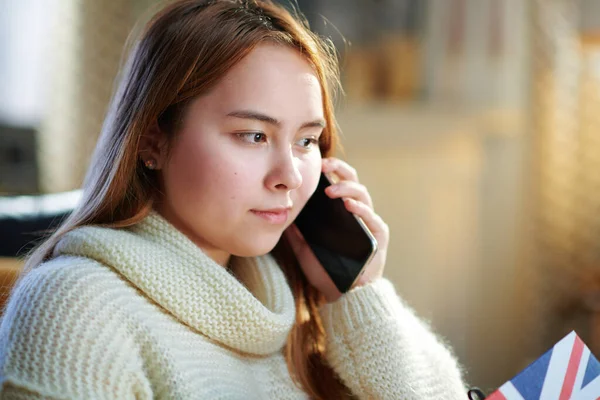 Moderna Ragazza Adolescente Con Capelli Rossi Maglione Bianco Casa Moderna — Foto Stock