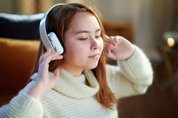 Chica Adolescente Moderna Con Pelo Rojo Suéter Blanco Escuchando Música —  Fotos de Stock