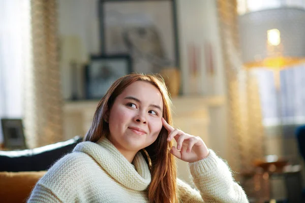 Sonriente Chica Adolescente Moderna Con Pelo Rojo Suéter Blanco Hogar — Foto de Stock