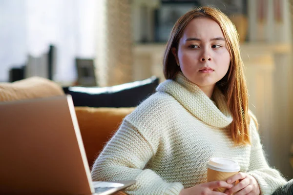 Ongelukkige Moderne Tiener Meisje Met Rood Haar Witte Trui Zitten — Stockfoto