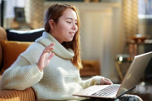 Lächelnde Moderne Teenager Mädchen Mit Roten Haaren Weißem Pullover Modernen — Stockfoto