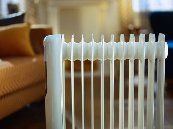 Sluiten Moderne Vloer Witte Elektrische Olie Radiator Moderne Woonkamer Zonnige — Stockfoto