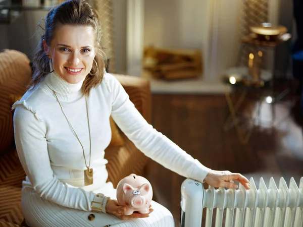 Souriant Branché Moyen Âge Femme Foyer Pull Blanc Jupe Dans — Photo