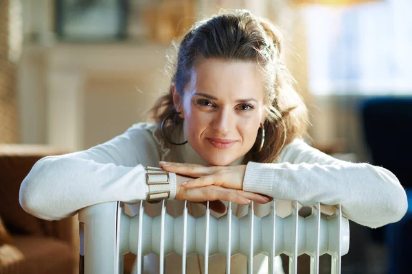 Portret Van Lachende Elegante Jaar Oude Huisvrouw Witte Trui Rok — Stockfoto