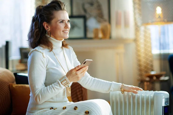 Lachende Trendy Vrouw Witte Trui Rok Moderne Woonkamer Zonnige Winterdag — Stockfoto