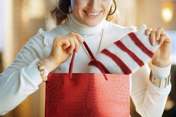 Gros Plan Sur Sourire Élégante Femelle Pull Blanc Jupe Avec — Photo