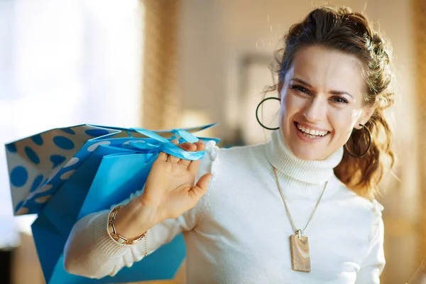 Retrato Mujer Con Estilo Feliz Suéter Blanco Falda Con Bolsas — Foto de Stock