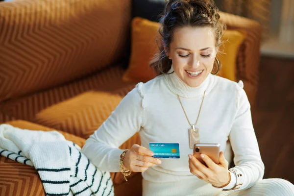 Glückliche Trendige Hausfrau Weißem Pullover Und Rock Mit Kreditkarte Sitzt — Stockfoto