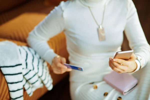 Sluiten Jonge Huisvrouw Witte Trui Rok Met Credit Card Zit — Stockfoto