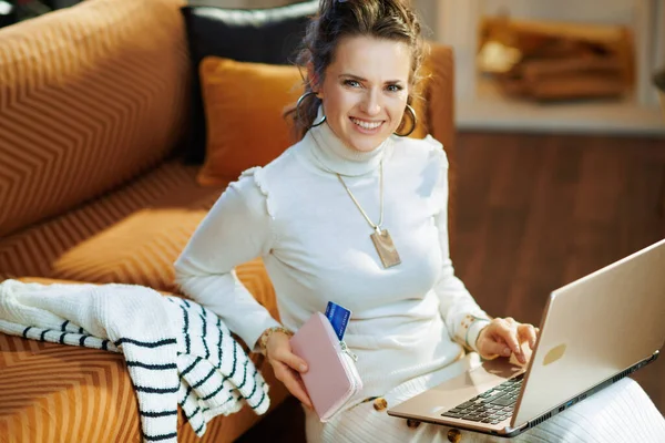 Lächelnde Moderne Hausfrau Mittleren Alters Weißem Pullover Und Rock Mit — Stockfoto