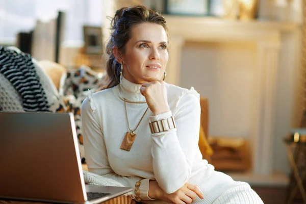 Pensive Elegante Vrouw Witte Trui Rok Het Moderne Huis Zonnige — Stockfoto