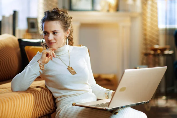 Pensive Young Woman White Sweater Skirt Modern House Sunny Winter — Stock Photo, Image