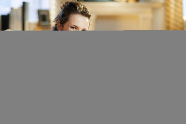 Sonriente Mujer Moderna Suéter Blanco Falda Con Tarjeta Crédito Haciendo —  Fotos de Stock