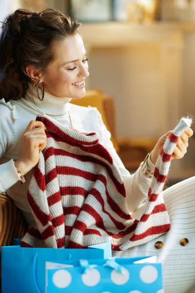 Sorridente Donna Moderna Maglione Bianco Gonna Seduta Vicino Divano Con — Foto Stock