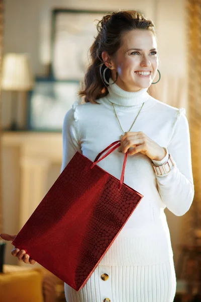 Szczęśliwy Modny Lat Kobieta Białym Swetrze Spódnica Czerwoną Torbą Zakupy — Zdjęcie stockowe