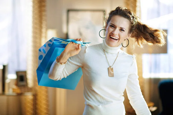 Glad Modern Kvinna Vit Tröja Och Kjol Med Blå Shoppingväskor — Stockfoto